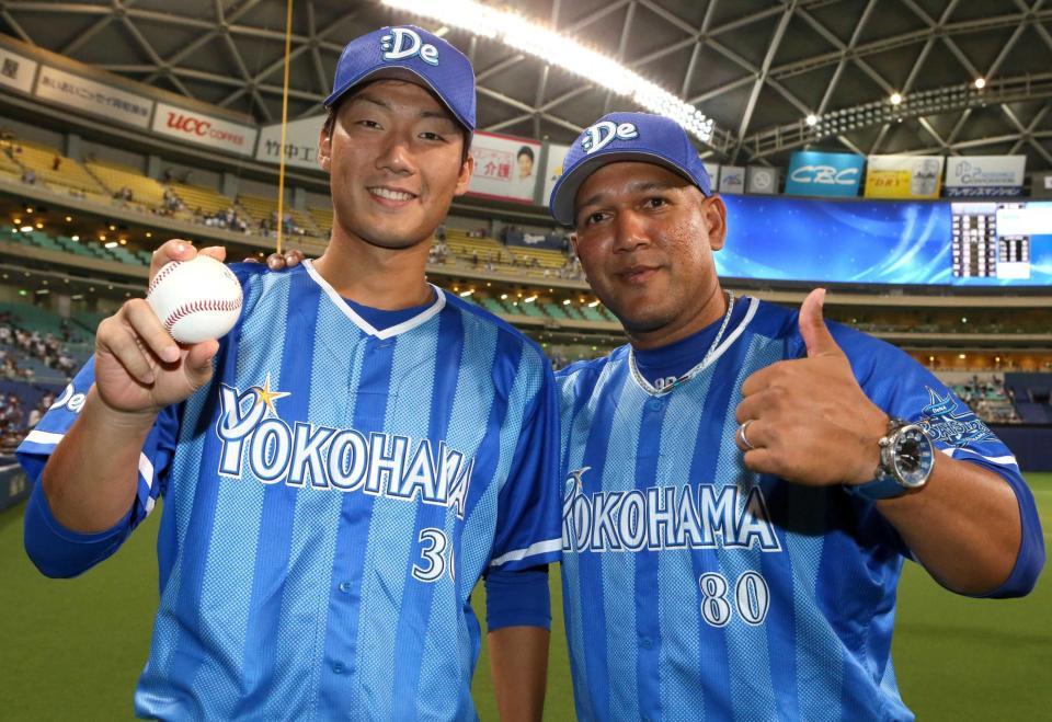 　プロ初勝利を挙げてラミレス監督（右）と喜ぶ飯塚