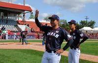 大会初戦でメキシコに快勝し、客席に笑顔で手を振る日本・清宮（左）と徳山