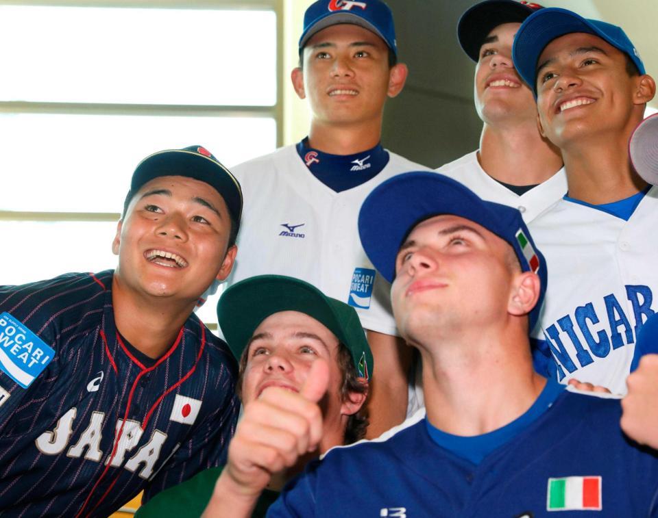 　記者会見後、各国の選手と笑顔で記念撮影する清宮（左端）＝共同