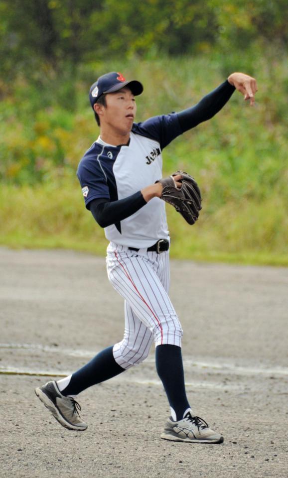 米国戦を前にキャッチボールをする高校日本代表・川端