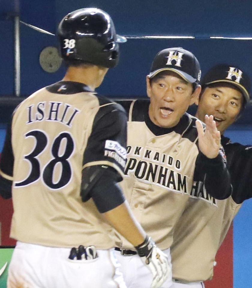 　７回、勝ち越し３ランを放った石井一（38）を迎える日本ハム・栗山監督＝ＺＯＺＯマリン