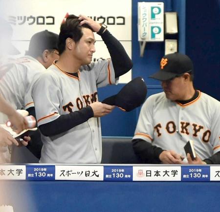 　連勝ストップ、３位浮上ならずで引き揚げる高橋監督（左）