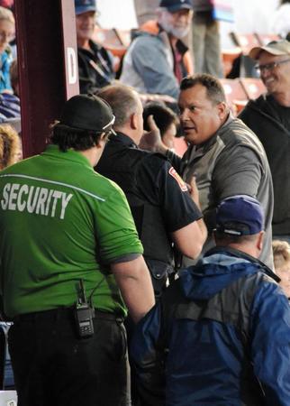 退場を促す警察官に反論する、米国選手の家族とみられる観客