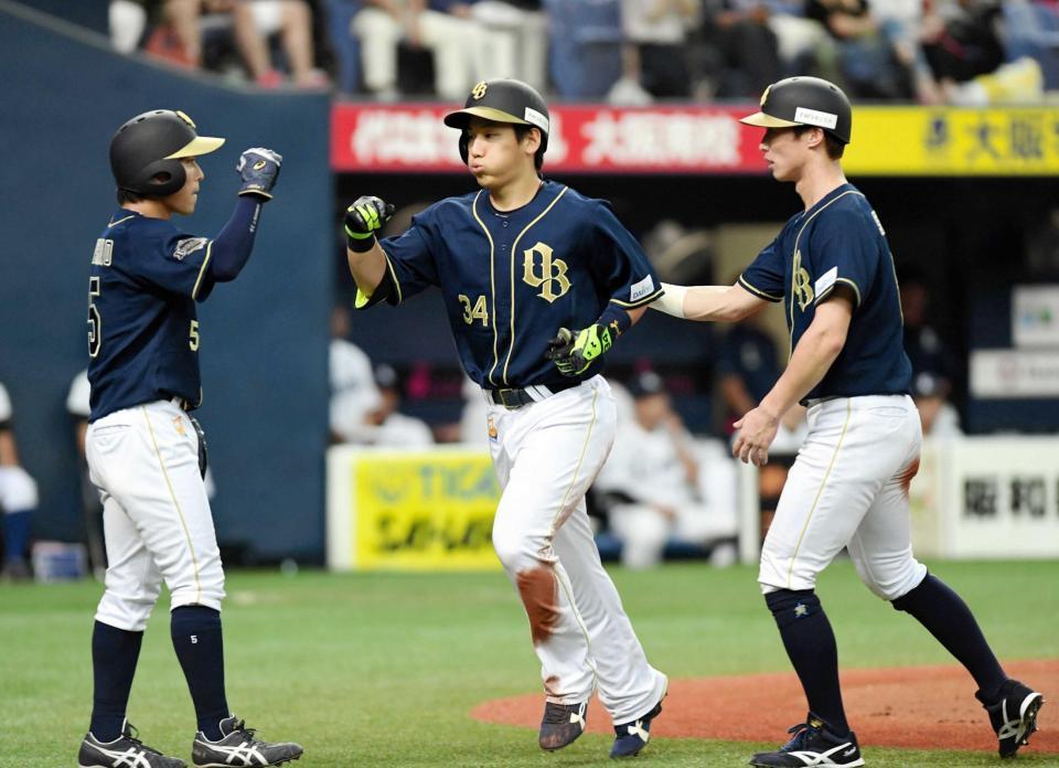 　３回、右越えに逆転３ランを放ち、西野（左）、駿太（右）に迎えられる吉田正（撮影・佐藤厚）