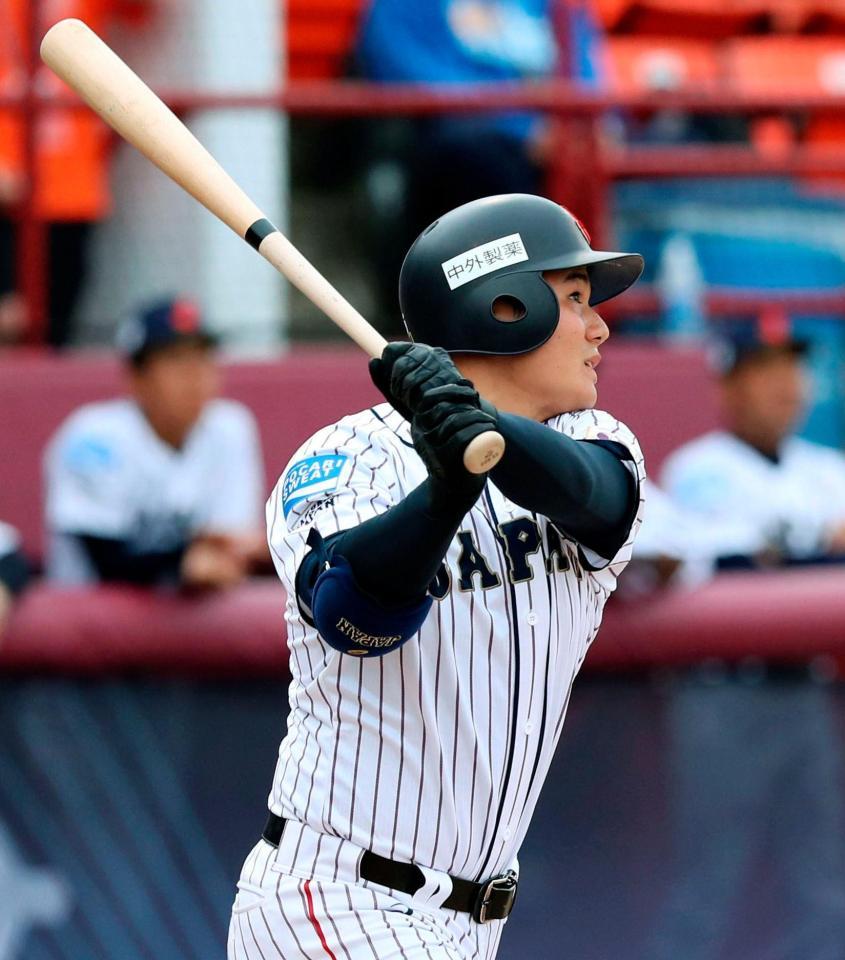 キューバ戦の１回、犠飛を放つ清宮＝サンダーベイ（共同）