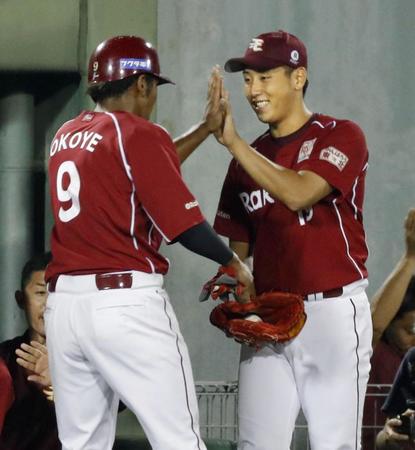 　５回、島内の先制打で生還したオコエ（左）を迎える楽天先発の藤平＝富山