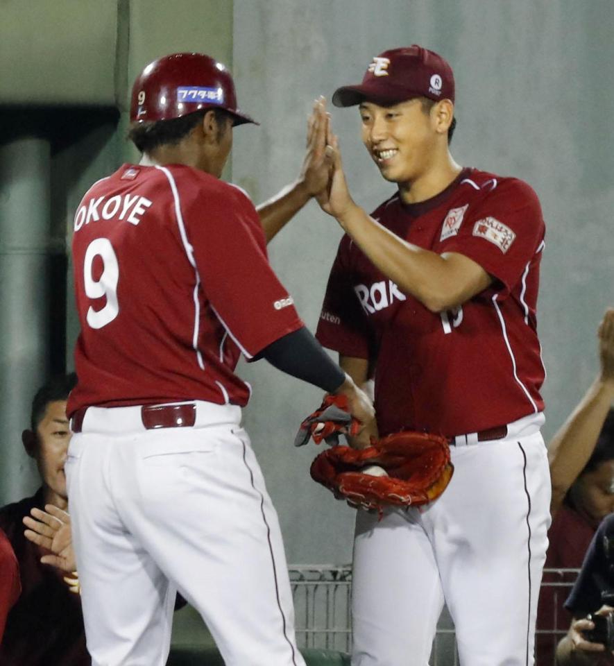 　５回、島内の先制打で生還したオコエ（左）を迎える楽天先発の藤平＝富山