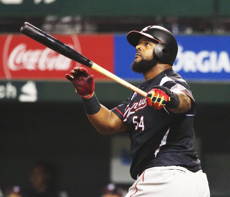 　４回ロッテ無死一塁、ペーニャが左越えに先制２ランを放つ＝メットライフドーム