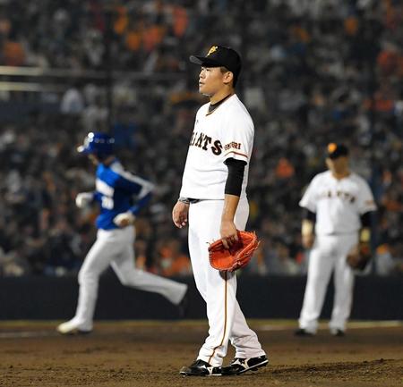 　６回、谷（左奥）に３ランを浴びる田口（撮影・堀内翔）　