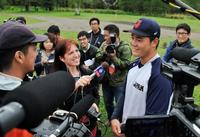 地元放送局のリポーターから取材を受け、笑顔を見せる高校日本代表・清宮（右）