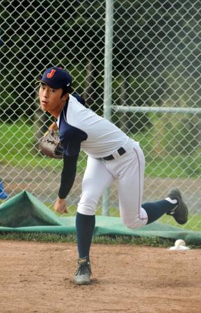 ブルペンで投球練習を行う川端