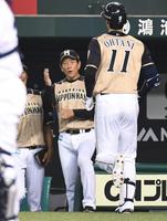 １回、先制２ランを放った大谷を出迎える栗山監督