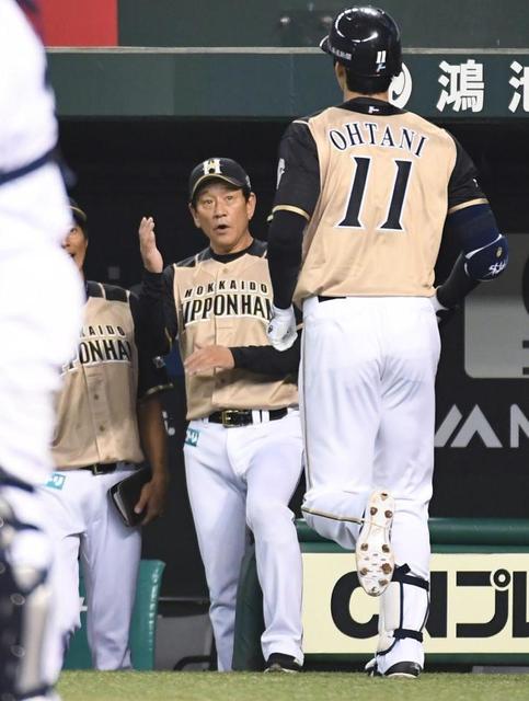 大谷翔平日ハム初本塁打 初勝利を挙げ、栗山監督（右）と握手しウイニングボールをかざす日本