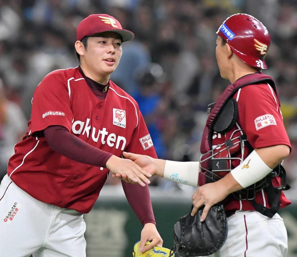 　最後を締め、嶋と握手する松井裕（左）