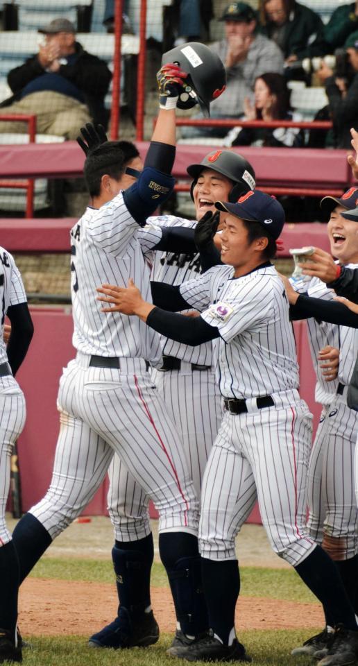 サヨナラ適時打を放った日本・安田（左）を笑顔で出迎える清宮（中）と田浦（右）