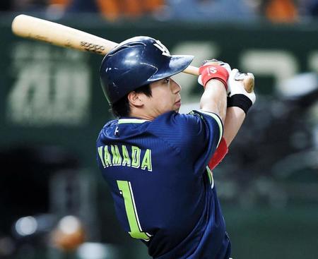 ９回、ソロ本塁打を放つヤクルト・山田哲人＝東京ドーム（撮影・棚橋慶太）
