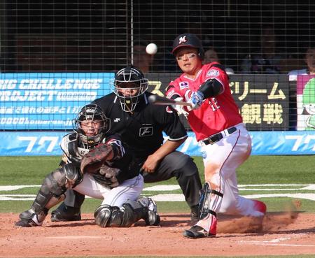 左前適時打を放つロッテ・田村