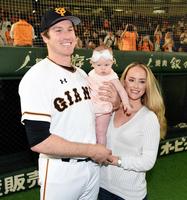娘のリリアンちゃんを抱きローレンス夫人（右）と笑顔をみせる巨人・マイコラス＝東京ドーム