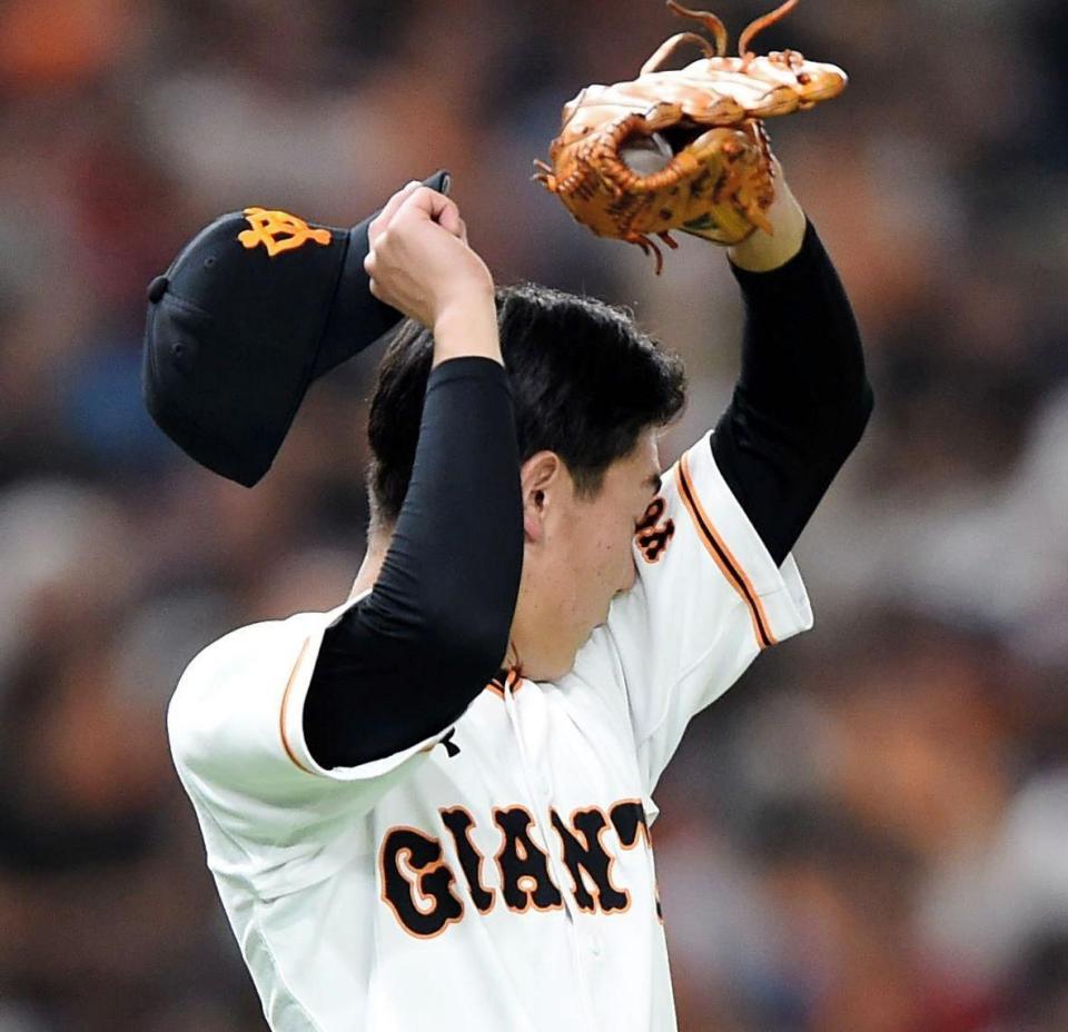 ６回、ヤクルト・山田哲人に３ランを浴び汗をぬぐう巨人・畠世周＝東京ドーム（撮影・棚橋慶太）