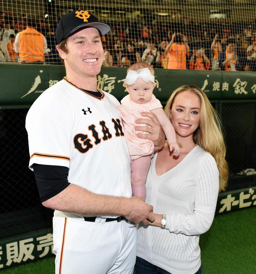 娘のリリアンちゃんを抱きローレンス夫人（右）と笑顔をみせる巨人・マイコラス＝東京ドーム