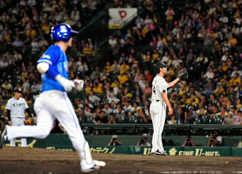 ８回、ＤｅＮＡ・柴田（左手前）に勝ち越しのソロを浴びた阪神・桑原＝甲子園（撮影・高部洋祐）