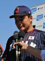 ３位決定戦に勝利後のインタビューで、感極まって涙を浮かべる日本・清宮