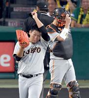 １回、阪神打線につかまり汗をぬぐう田口（撮影・飯室逸平）