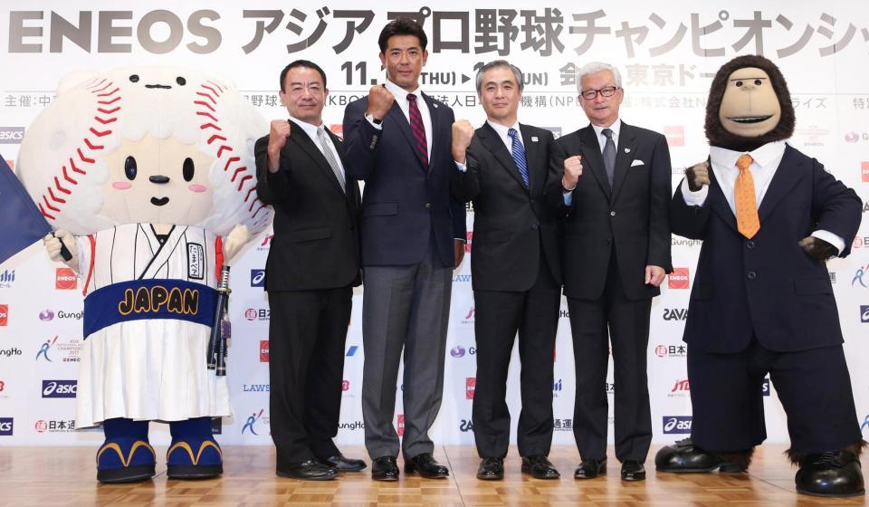 記念撮影に応じる日本代表の稲葉篤紀監督（左から３人目）ら