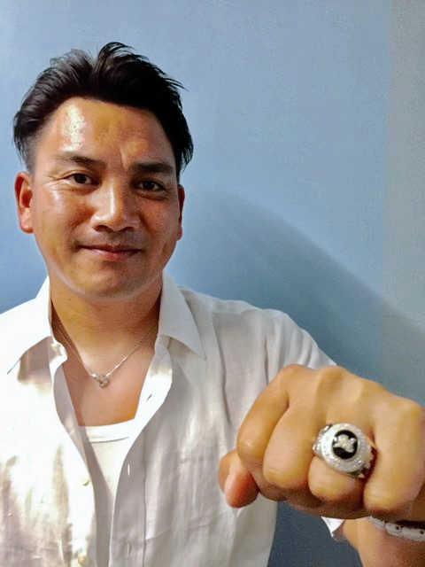 　２４日から発売される球団史上最高額１６万５０００円のグッズ