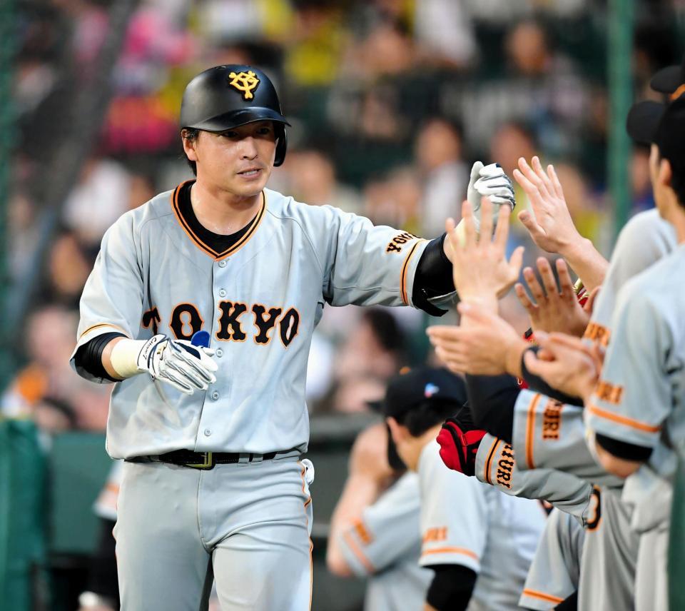 ３回巨人無死、ソロを放ち、ナインとタッチを交わす巨人・長野久義＝甲子園（撮影・高部洋祐）