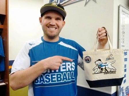 札幌ドームでコラボトートバックを発売（球団提供）