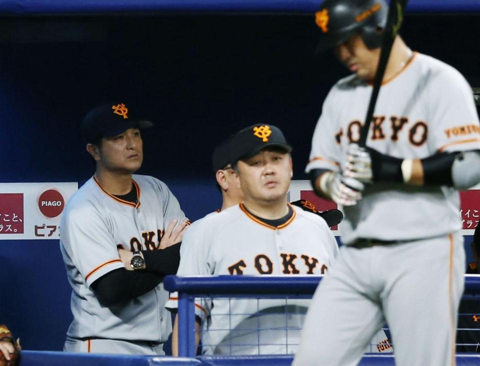 　９回、ベンチで腕組みする巨人の高橋監督（左）。手前は村田＝ナゴヤドーム