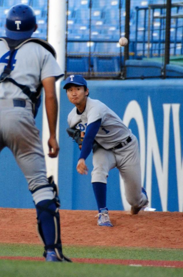 慶大戦の試合中、ブルペンで投球練習を行う東大・宮台