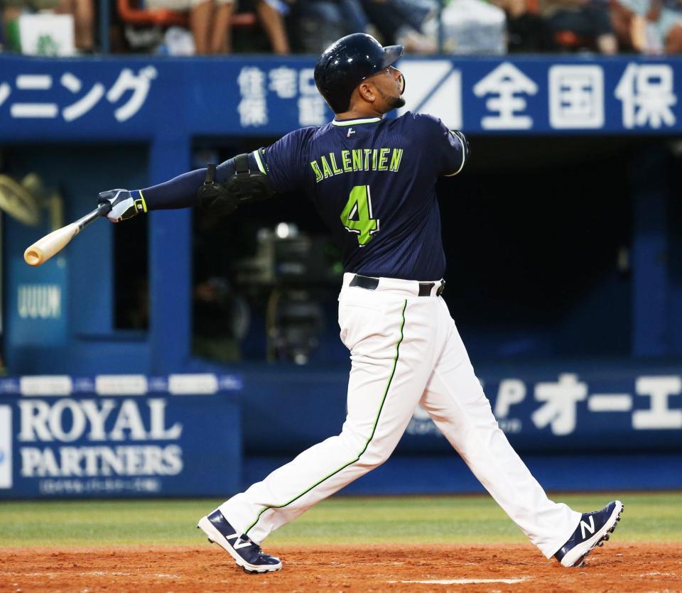 　３回ヤクルト２死二塁、バレンティンが左中間に逆転２ランを放つ＝横浜