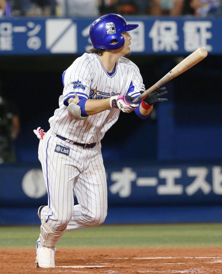 　７回ＤｅＮＡ無死一塁、倉本が左中間に勝ち越し二塁打を放つ＝横浜