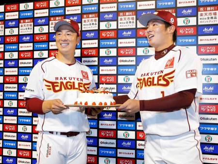 　今季初完封で自身初の１０勝目を挙げ、松井裕（右）から誕生日ケーキを受け取る美馬