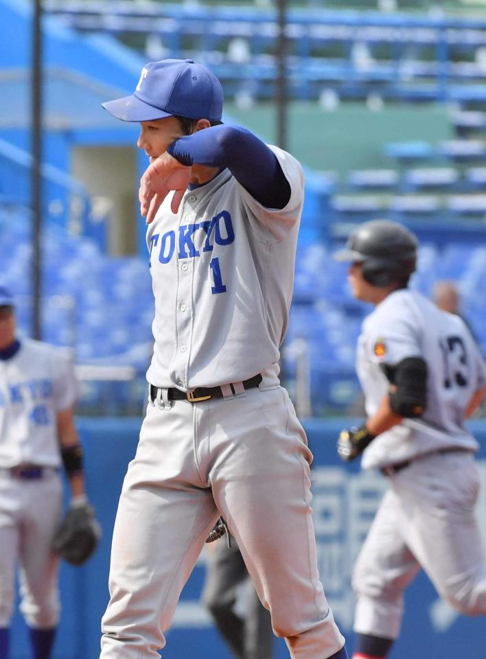 　３回、慶大・岩見（右）に逆転３ランを許し、肩を落とす東大・宮台