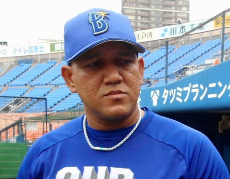 横浜スタジアムのベンチ前で取材に応じるラミレス監督