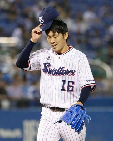 ７回、中日に追加点を許し、さえない表情でベンチに戻るヤクルト・原樹＝神宮