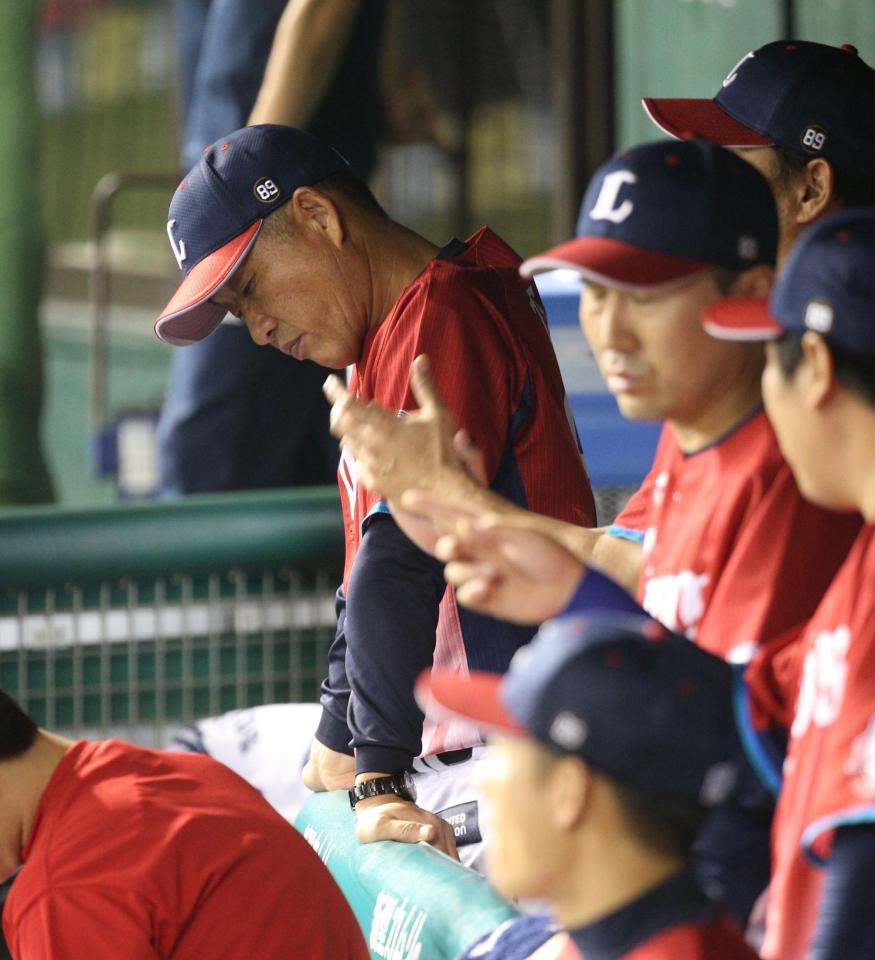 ロッテに勝ち越しを許しうつむく西武・辻監督