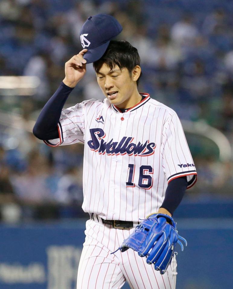 ７回、中日に追加点を許し、さえない表情でベンチに戻るヤクルト・原樹＝神宮