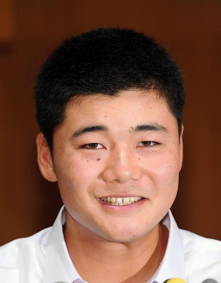 進路表明の会見を行う早実・清宮幸太郎＝東京・国分寺（撮影・堀内翔）