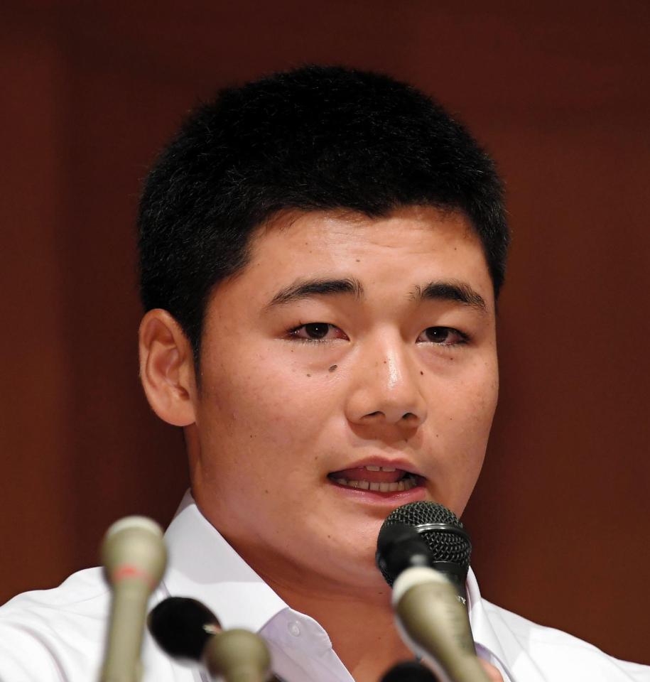 進路表明の会見を行う早実・清宮幸太郎＝東京・国分寺