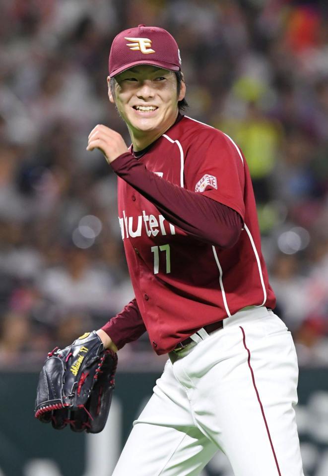 　４回、ソフトバンク打線を三者凡退に仕留め、笑顔でベンチに戻る楽天・塩見＝ヤフオクドーム