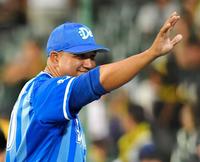 阪神に勝利し、スタンドの声援に応えるＤｅＮＡ　アレックス・ラミレス監督＝甲子園（撮影・高部洋祐）