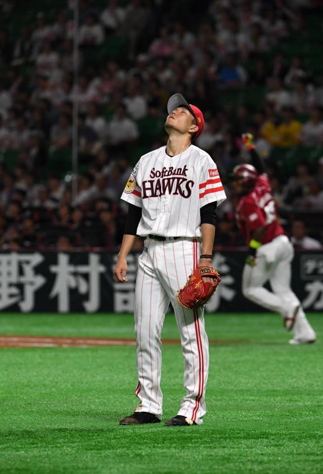 　３回、楽天・ウィーラーに３０号３ランを浴びて天を仰ぐ千賀