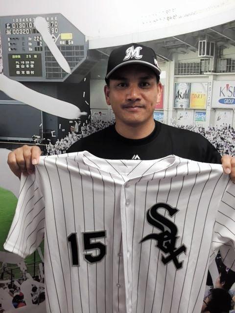 ホワイトソックスのユニホームを掲げる井口
