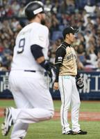 　６回、オリックスのロメロ（左）に本塁打を浴びた日本ハム・斎藤