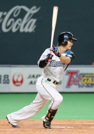 　９回日本ハム１死三塁、西川がサヨナラとなる二塁内野安打を放つ＝札幌ドーム