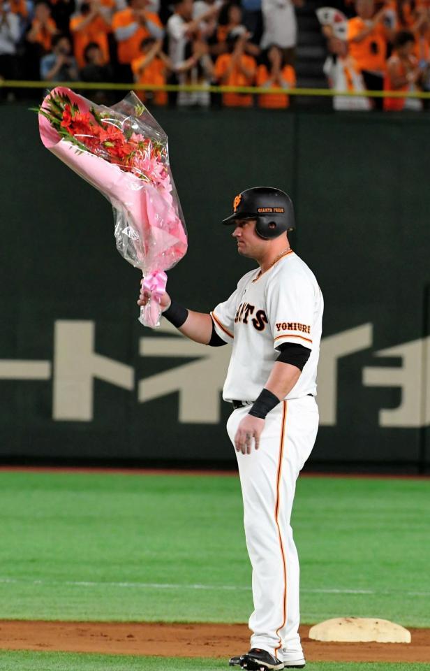 ６回、セ・リーグタイ記録の４７本目の２塁打を放ち花束をもらうマギー